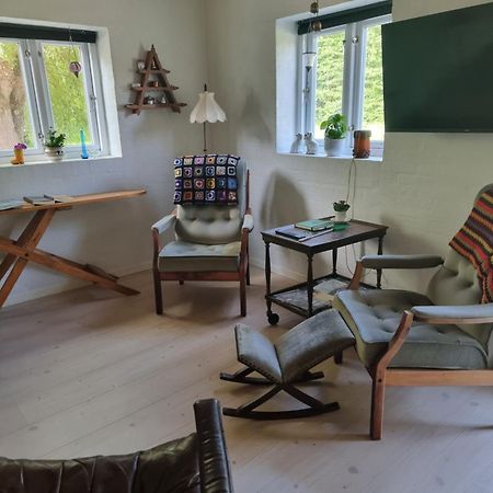 Under Regnbuen, Dit Fristed Pa Haervejen Them Exteriör bild
