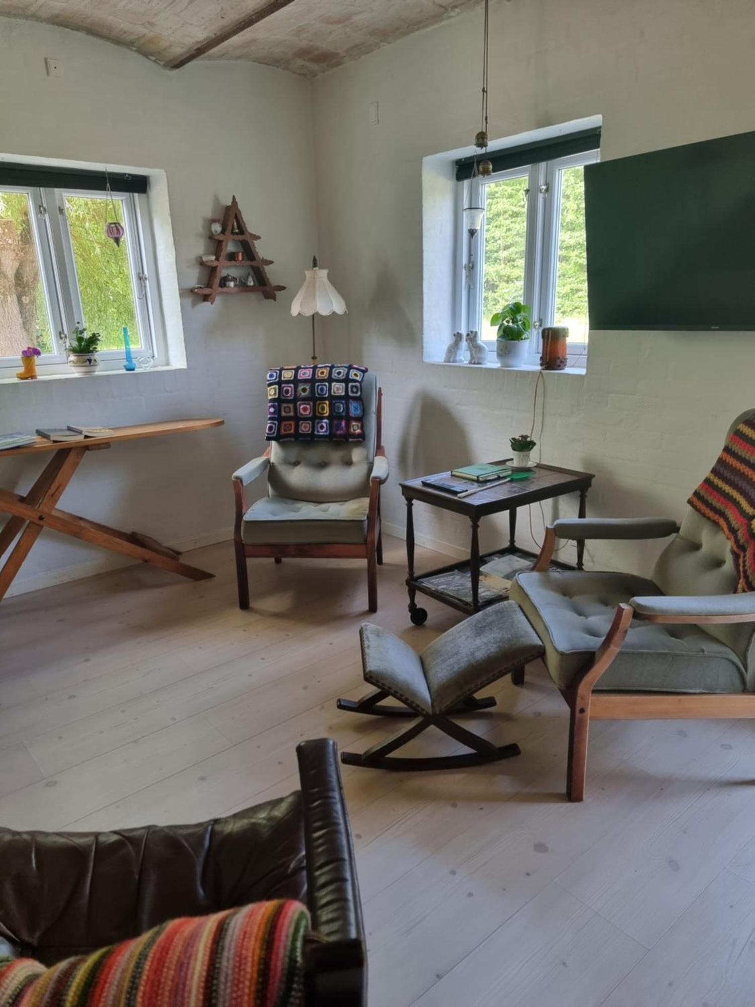 Under Regnbuen, Dit Fristed Pa Haervejen Them Exteriör bild
